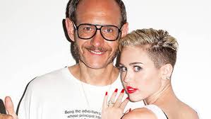 Här poserar Rita Ora topless för Terry Richardson