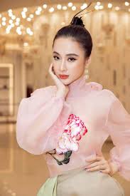 Sự ra đi của cô khiến gia đình, đồng nghiệp và nhiều khán giả xót xa. Tá»«ng Bá»‹ Gáº¯n Mac Gai HÆ° Angela PhÆ°Æ¡ng Trinh Giá» Thay Ä'á»•i Ra Sao