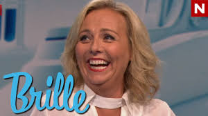 Hun har i hovedsak befattet seg med humoristiske roller, både på tv og på scenen. Brille Linn Skaber Om Bikini For Og Na Discovery Norge Youtube