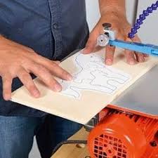 Decouper A La Perfection Avec Une Scie A Chantourner Scie A Chantourner Chantourner Pose Parquet Flottant