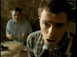 Feliz cumpleaños Rivers Cuomo! 🎂 El cantante y guitarrista de Weezer llega  a los 49. Por acá, una imagen del video de 'Say It Ain't So'. ¿Ya tienen  entrada? Faltan menos 4 meses. 😻