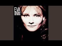 Eva dahlgren står framför en mikrofon och ler brett. Sommarbarn Paroles Eva Dahlgren Greatsong