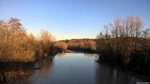 L'area picnic marano sul panaro è un'ampio parco ombreggiato che si sviluppa lungo le sponde del fiume panaro, situata all'uscita della cittadina in direzione fanano. Fiume Panaro Mo Di Cori Un Altro Po