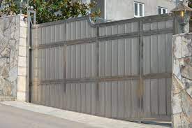 Bij de constructie van aluminium poorten wordt niet gelast, alle profielen worden met roestvrije schroeven in elkaar gepast, zonder dat deze zichtbaar zijn. Aluminium Poorten Uitvoeringen En Prijzen