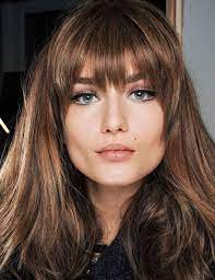 Idee Coiffure Description Exemple De Coupe Avec Une Frange Effilee Carre Long Cheveux Chatain Maquillage Yeux Coiffure Frange Coupe De Cheveux Cheveux