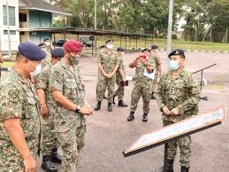 Tak sanggup 'mengejar' 9 personel tni melalui jalur darat, tentara diraja malaysia lalu mengikuti dengan helikopter. Panglima 3 Div Melawat 61 Berita Tentera Darat Malaysia Facebook