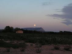 File Montagne Saint Victoire Jpg Wikimedia Commons Sainte Victoire Paysage Montagne