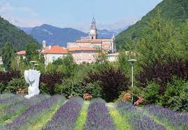 À midi, quelques nuages d'altitude peuvent venir masquer une bonne portion du ciel. Digne Les Bains Station Thermale En Haute Provence Fremdenverkehrsburo Von Provence Alpes Digne Les Bains