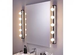 Idees Deco Salle De Bain L Art De Rafraichir Cette Piece Avec Trois Fois Rien Elle Decoration Applique Salle De Bain Miroir Salle De Bain Deco Salle De Bain
