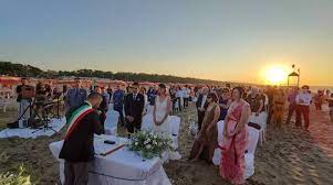Con tutta l'eleganza, la raffinatezza e la cura per il dettaglio in stile mama. Al Tramonto Sul Mare Matrimonio Precursore Sulla Spiaggia Di Petacciato