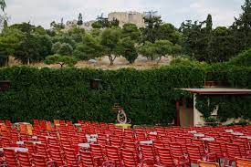 Πεζοδρόμηση αλά θησείο περιμένει ένταξη από τον τρίτση. To Sine 8hseion Einai To Kalytero 8erino Sinema Pagkosmiws