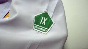 Namun, pegangan bet juga harus terselip di antara jari telunjuk dan juga ibu jari. Letak Posisi Bet Kelas Pada Baju Seragam Sekolah Youtube