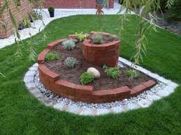 Krauterschnecke Bauen Ideen Und Praktische Tipps Blumenbeet Designs Krauterschnecke Bauen Vorgarten