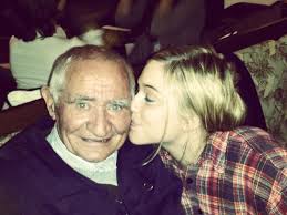 Bipolar disorder can't stop LDS woman from spreading light, joy through The  444 Project