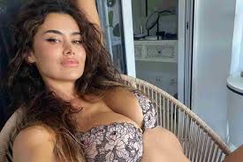 Eva Padlock da bollino rosso in intimo nero, il Video è davvero piccante -  Mondofuoristrada.it