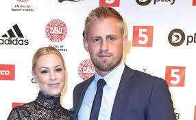 Sæson 1 på ti afsnit blev vist i efteråret 2010 på dr1.hovedpersonen er birgitte nyborg (sidse babett knudsen). Mere Em Romantik Christian Norgaard Gift Med Josefine Billed Bladet