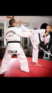 Claudia gerini, è legata sentimentalmente al giovane andrea. Claudia Gerini Come Picchia Non Solo Sexy Cintura Nera Di Arti Marziali Libero Quotidiano