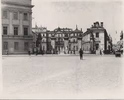 Tak naprawdę to pałac saski powinien się nazywać pałacem morsztynów, ponieważ to właśnie wnętrza pałacu też uległy znaczącym przemianom, a autorem ich dekoracji był francuski malarz. Dwudziestolecie Miedzywojenne Przemiany Zachodzace W Latach 1918 1939 Na Obszarze Osi Saskiej Odbily Sie Glownie Na Kompozycji Placu Saskiego Po Odzyskaniu Niepodleglosci Przystapiono Do Usuwania Soboru Bedacego Symbolem