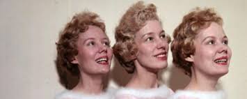 Forse i suoi lunghi capelli rossi vi staranno già ricordando qualche altra artista. Morta La Cantante Inglese Babs Beverley Era Parte Del Trio Pop Beverley Sisters Tvzap