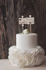 A La Main Bois Brule Gateau De Mariage Puzzle Toppers Est Une Alternative A La Tra Wedding Cake Toppers Unique Wedding Cake Toppers Rustic Wedding Cake Toppers