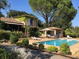 Agay, maison t7 situé dans le bas du trayas ,villa de plain pied de 138 m2 vue panoramique sur la mer et les roches rouges , 20 kms de cannes par le bord de mer.un jardin en restanques avec arbres fruitiers de 1800 m2 clos avec 2 parkings.elle se compose d'un hall d'entrée , un salon. Villa Bastide Provence Grimaud Firma Bastide Provence Rms By Cfamilie Vyfeyken