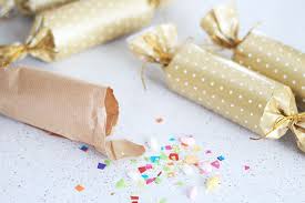These christmas crackers made from toilet paper rolls are so easy to make and super cheap! Do It Yourself Zelf Christmas Crackers Maken Http Chickslovehappiness Com Diy Christmas Crackers Kerst Zelfgemaakt Crackers