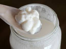 Il kefir d'acqua e i granuli starter per prepararlo in casa si trovano disponibili nei negozi di alimentazione naturale, online, in erboristeria o l'ideale anche per quanto riguarda il kefir d'acqua sarebbe ricevere in dono da chi il kefir lo prepara sempre in casa. Kefir Di Latte E Acqua Cos E Come Si Fa Proprieta Alimentipedia It