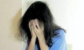 Scopre Le Compagne A Fare Sesso Nei Bagni Della Scuola Loro La Minacciano Per Mesi Il Mattino It