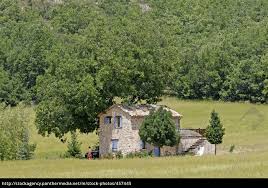 Landstelle mitten in der nationalpark luberon das 17jht. Haus Mit Wiese Bei Sault Provence Lizenzfreies Bild 457445 Bildagentur Panthermedia