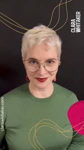 We adorn ourselves with things that have meaning for us. In this case,  @luizahelenatrajano and I both wore necklaces that represented Brazil 🇧🇷  A gente se adorna com objetos que nos são