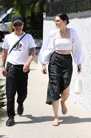 Crossroads requires all unvaccinated customers and employees to wear masks while in our stores. Jessie J With Her Boyfriend Max Pham At Crossroads Kitchen In West Hollywood Gotceleb
