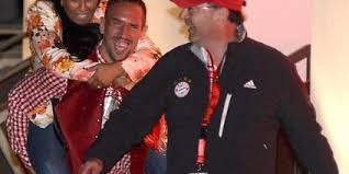 Seine frau wahiba verriet der „bild, dass der geburtstermin nahe sei. Meistersause In Munchen Hier Schleppt Ribery Seine Frau Zum Taxi Mopo De