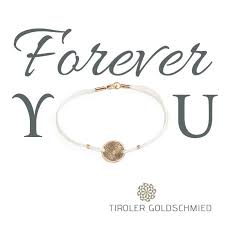 Für frauen gibt es die schmuckstücke in verschiedenen materialien und farben. Pin Auf Valentinstag