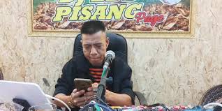 Nasi khas tegal ini biasanya disajikan terbungkus daun pisang dan disertai berbagai macam lauk telur pindang, tumis kacang panjang hingga serundeng nama merchant: Layan Hindi Lama Djed Pisang Page