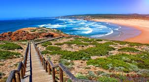 Португалия е с площ от 92 345 кв.км и заема западната част на пиренейския полуостров. Portugaliya Glavnye Svedeniya O Strane