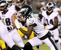 The cornerback, crowding the wide receiver at the line of scrimmage. I8qsveiqch4i8m