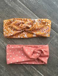 Sew a headband of your own design with a few fabric scraps! Likeflowersandbutterflies Twisted Knot Knit Headband Tutorial