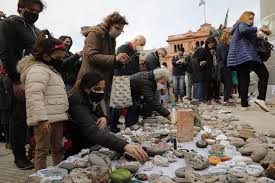 Ante un gran operativo de seguridad montado por el gobierno, comenzó minutos antes de las 16 la marcha de las piedras, una convocatoria realizada para homenajear a las víctimas del coronavirus. Kfo Ey Tkkiymm