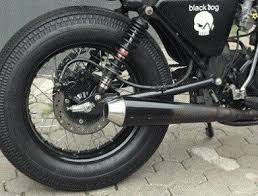 Pasti pemikiran kalian akan menganggap itu adalah motor yang biasa aja, motor harian emak emak buat pergi ke pasar, dsb. Cara Modifikasi Honda Tiger Berkonsep Brat Bobber Honda Kembar