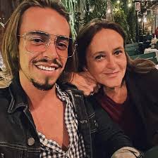 Bonjour, Mon fils est décédé le 07 juillet dernier. Il me (nous) manque  terriblement 😰 Il avait 30 ans. Pouvez animer la photo qui le représente  avec moi s'il vous plaît ?