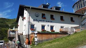 Von serfaus aus gelangt man mit einer seilbahn oder auch in 1½ stunden zu fuß zur hütte. Sommer
