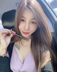 我真的超愛不掉色口紅，因為我常常要拍照，但是吃完東西後又要趕快補妝，真的很麻煩🥲自從用了「Kallie Starr」他們家品牌的「M45  宇宙旋轉口紅💄」之後，完全不用煩惱這個問題❤️ 顏色有四種：德爾塔紅、伽馬橘、貝塔粉、阿爾法裸。這四種顏色我都覺得超美超好看，可以 ...