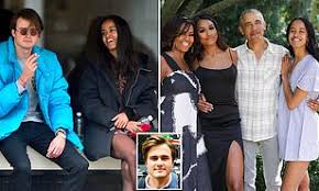 Her parents are president and first lady barack and michelle obama and her sister is sasha obama. Obama Reveals Daughter Malia S Boyfriend Quarantined With The Family Daily Mail Online
