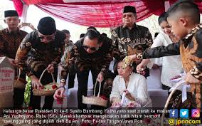Bukan sebaliknya, bunga kamboja memberi kesan menakutkan. Ziarah Ke Makam Bu Ani Sby Membawa Anggrek Ungu Dan Bunga Berwarna Merah Begini Maknanya Page 2 Jpnn Com