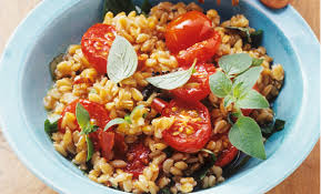 Una volta raggiunta l'ebollizione, versa il farro e lascialo cuocere per circa 30 minuti. Insalata Di Farro Fredda Con Verdure La Ricetta Veloce E Leggera Per L Estate Leitv