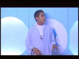 محمد رمضان يخلع حذائه قبل الصعود على المسرح خوفا من السقوط. Ù…Ø­Ù…Ø¯ Ø±Ù…Ø¶Ø§Ù† Ù‚Ø¨Ù„ Ø§Ù„Ø´Ù‡Ø±Ù‡ 1 Youtube