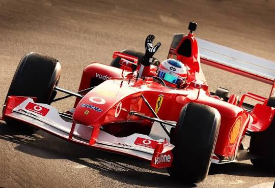 E na homenagem a @michaelschumacher hoje em Monza, @rubarrichello brilhou mais uma vez com a Ferrari de sua vitória no GP da Itália - e levou os tifosi a loucura porque ele “
