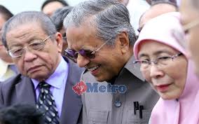 Malaysia kini melaporkan, mahathir pertama kali menjadi perdana menteri pada 16 juli 1981. Perdana Menteri Locum Tidak Berperlembagaan