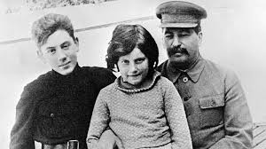 Переводчик, филолог, имела ученую степень кандидата филологических наук. Svetlana Allilueva Doch Za Otca Kak Zhizn Docheri Generalissimusa Prevratilas V Begstvo Ot Otca Tv Centr Oficialnyj Sajt Telekompanii