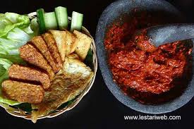 Tempe yg lagi viral , kalau biasanya cuma ada tahu isi, ini ada tempe isi bahan : Rezepte Aus Indonesien Gedampfte Garnelenpaste Relish Sambal Terasi Kukus